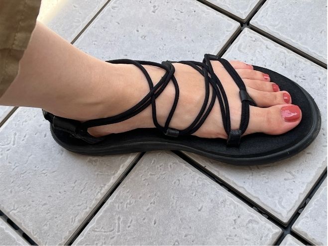 テバ　サンダル　片足　アップ